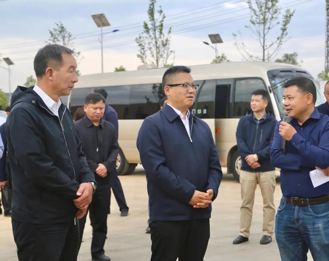 陈真永一行听取BJL百家AG老哥论坛生物科技公司工业大麻生产基地项目负责人介绍情况